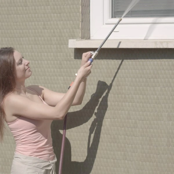 WaterJetWash lady cleans windows